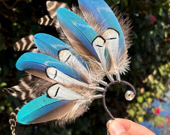 Exclusivo brazalete de plumas con plumas de loro azul y plumas de gallo rayadas - Ren Fair Ear Wraps - Accesorios para festivales
