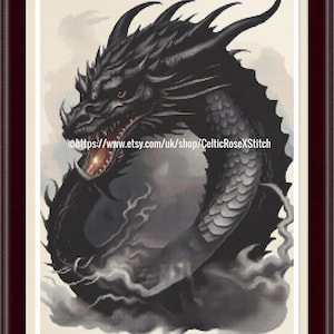 Puede incluir: Un patrón de punto de cruz en descarga digital PDF que muestra un dragón negro con cuernos y escamas afiladas, con la boca abierta revelando ojos y dientes rojos brillantes, rodeado de niebla gris, con el texto PDF Digital Download Cross Stitch Pattern.