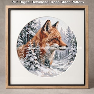 Könnte beinhalten: Ein PDF-Digital-Download-Kreuzstichmuster mit einem kreisförmigen Bild eines Rotfuchses in einem verschneiten Wald mit Tannen. Der Text PDF Digital Download Cross Stitch Pattern steht oben und die URL ist in der Mitte abgedruckt.