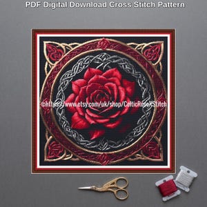 Op de afbeelding: Een PDF digitaal download kruissteekpatroon met een centrale rode roos omringd door een cirkelvormige zilveren Keltische knooprand en een vierkant rood en goud frame. De tekst vermeldt het PDF-downloadformaat en de bijbehorende URL.