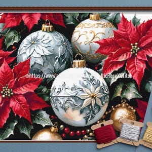 Peut inclure: Une broderie au point de croix représentant des boules de Noël et des poinsettias. Les boules sont argentées et dorées, avec des motifs complexes. Des poinsettias rouges et du feuillage vert entourent les boules. Des bobines de fil et un poinsettia décoratif sont également visibles.
