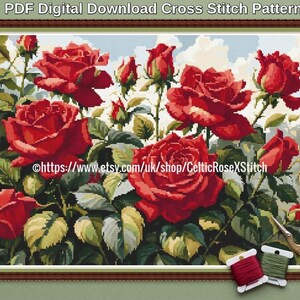 Può includere: Uno schema a punto croce in download digitale PDF raffigurante un giardino vivace di rose rosse in fiore con foglie verdi su un cielo azzurro. L'immagine include il testo PDF Digital Download Cross Stitch Pattern e un link URL.