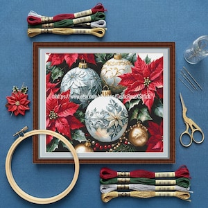 Peut inclure: Une broderie au point de croix encadrée représentant des boules de Noël et des poinsettias. L'œuvre comprend des boules argentées, dorées et blanches, entourées de poinsettias rouges et de feuilles vertes. Du fil à broder, un cercle à broder, des ciseaux et des aiguilles sont également visibles.