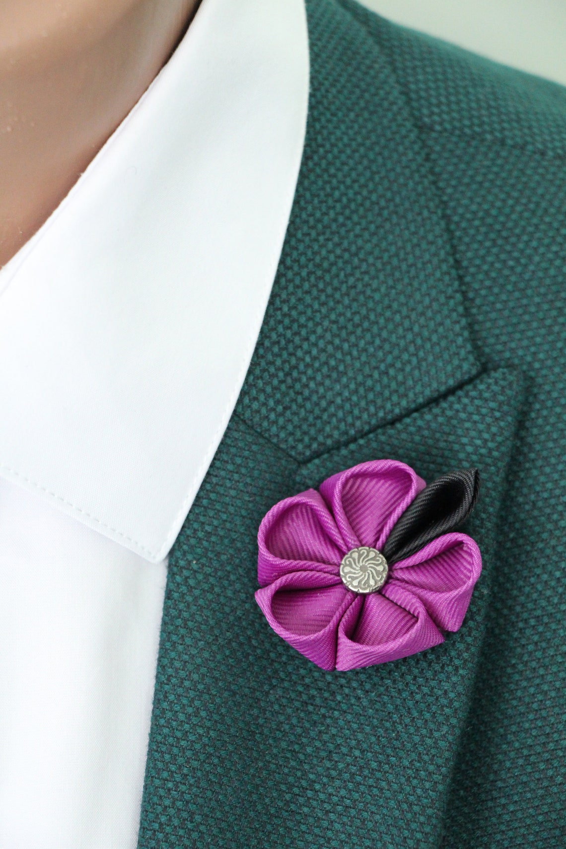 Novio Boutonniere púrpura negro solapa Pin Kanzashi flor ...