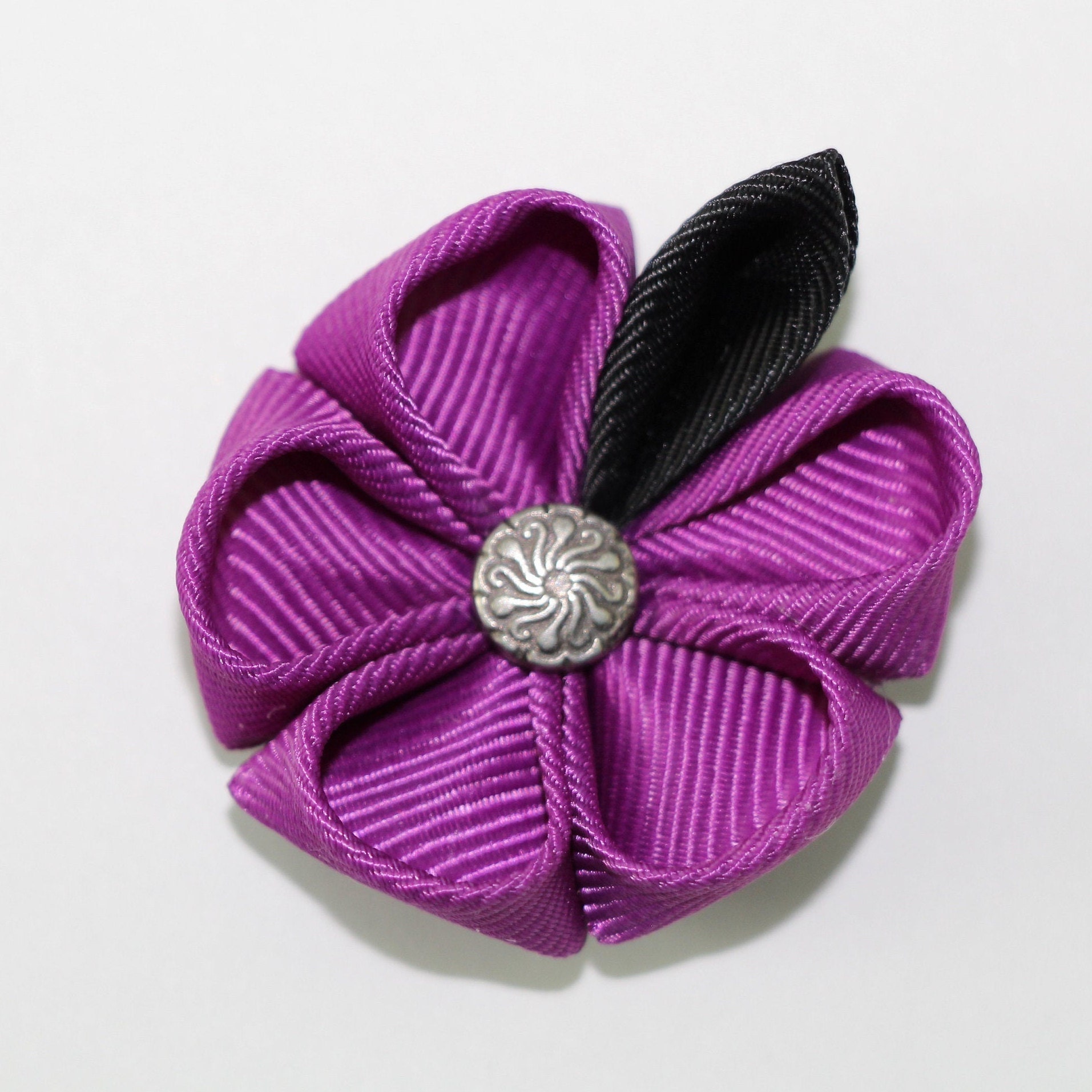 Novio Boutonniere púrpura negro solapa Pin Kanzashi flor ...
