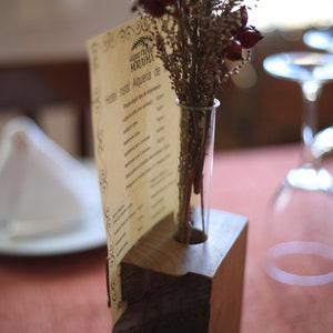 Decoración de mesa de madera hecha a mano, jarrón natural con ranura para el menú, tarjeta de saludo o lugar, pieza central para la boda