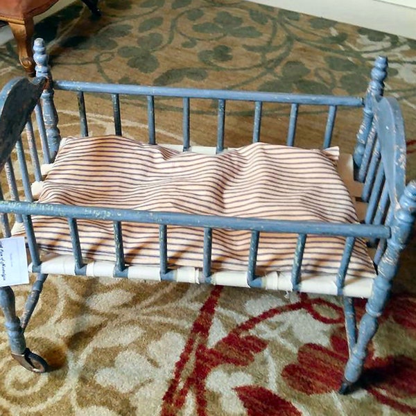 Antique doll crib with wheels Outlet