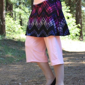 Side view.  These leggings are excellent for athletics, yoga, everyday use, and more.