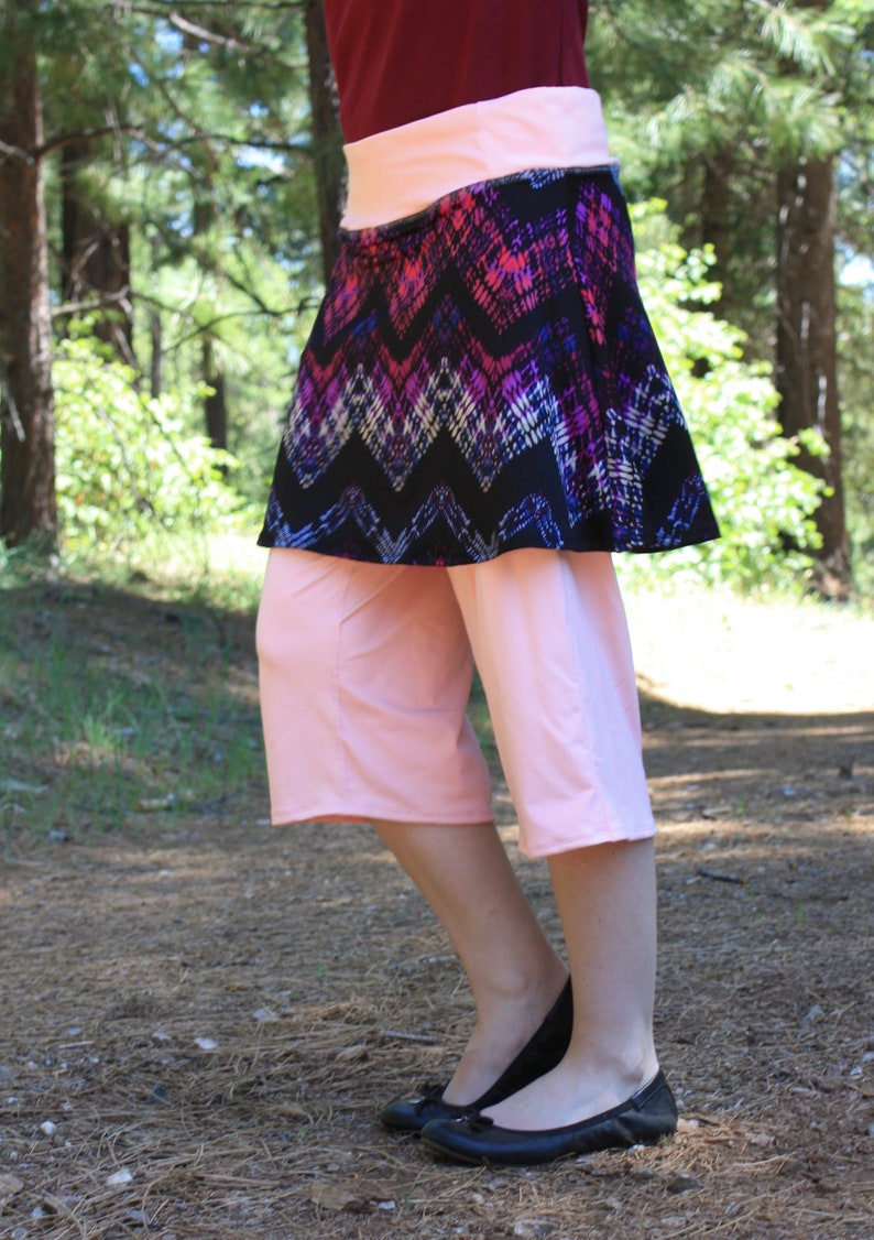 Side view.  These leggings are excellent for athletics, yoga, everyday use, and more.