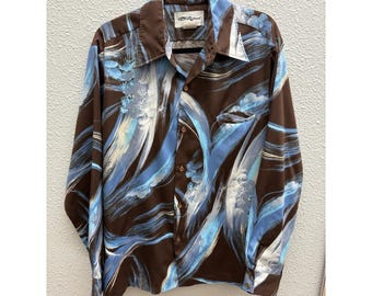Camisa hawaiana vintage Tori Richard para hombre, modelo Aloha, cuello daga, diseño artístico, color marrón y azul.