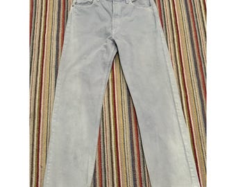 Calça jeans vintage Levi's 501 masculina, tamanho 36x32, cinza, com fechamento por botões, fabricada nos EUA nos anos 90.