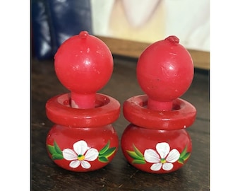 Kavel 2 ongebruikte vintage Zweedse rode houten kandelaar met witte bloem volkskunst