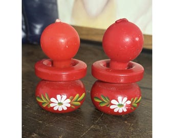 Lote de 2 portavelas vintage suecos de madera roja sin usar con flores blancas (arte popular)