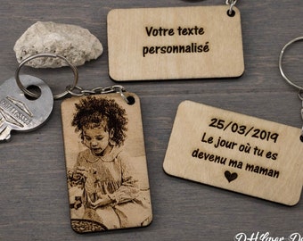 Porte clés bois avec gravure photo et texte personnalisable gravés au laser au format rectangle