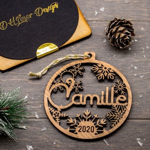 Prima palla di Natale personalizzata in legno con nome e anno, confezione regalo pronta da offrire come opzione immagine 2