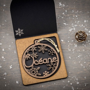 Boule de noël personnalisée avec Prénom , étui cadeau prêt à offrir en option