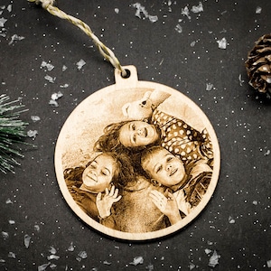 Gepersonaliseerde houten kerstbal met fotogravure en aanpasbare tekst op de achterkant, geschenkdoos klaar om aan te bieden