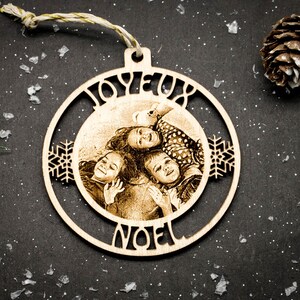 Boule joyeux noël personnalisée en bois avec gravure photo et texte personnalisable au dos, étui cadeau prêt à offrir
