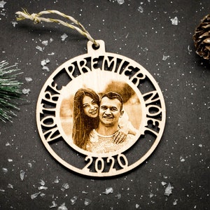Our first Christmas ball personalized in wood with photo engraving and customizable text on the back, gift box ready to offer