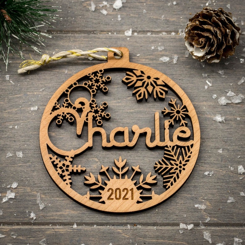 Personalisierte erste Weihnachtskugel aus Holz mit Vornamen und Jahreszahl, Geschenkbox als Option zum Verschenken bereit Bild 1