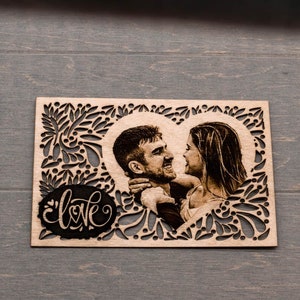 Carte photo personnalisable gravée et découpée dans le bois au laser