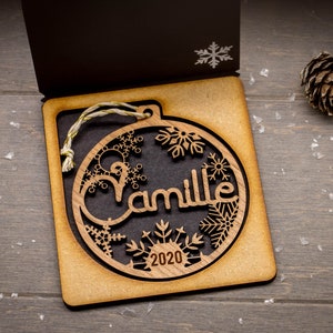 Prima palla di Natale personalizzata in legno con nome e anno, confezione regalo pronta da offrire come opzione immagine 8