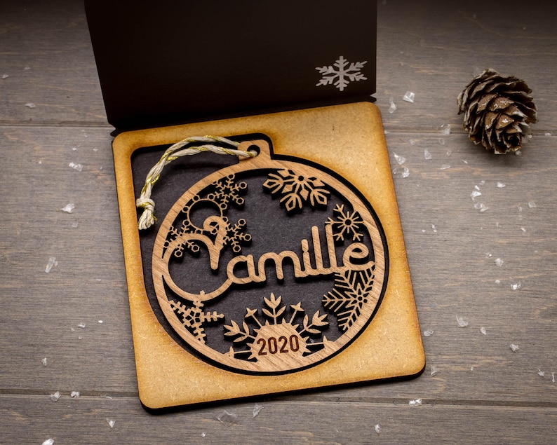 Prima palla di Natale personalizzata in legno con nome e anno, confezione regalo pronta da offrire come opzione immagine 8