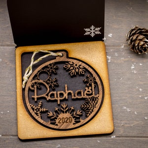 Personalisierte erste Weihnachtskugel aus Holz mit Vornamen und Jahreszahl, Geschenkbox als Option zum Verschenken bereit Bild 6