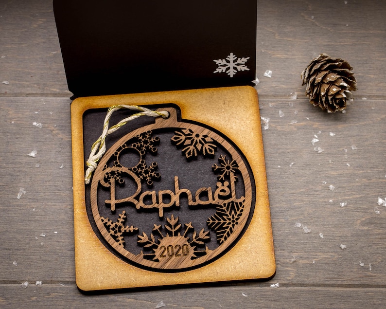 Personalisierte erste Weihnachtskugel aus Holz mit Vornamen und Jahreszahl, Geschenkbox als Option zum Verschenken bereit Bild 6