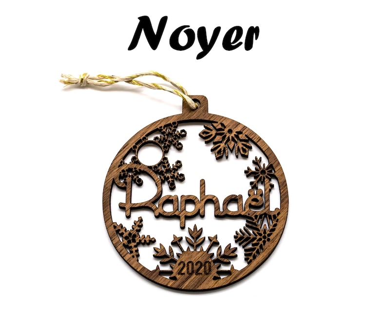 Prima palla di Natale personalizzata in legno con nome e anno, confezione regalo pronta da offrire come opzione immagine 4