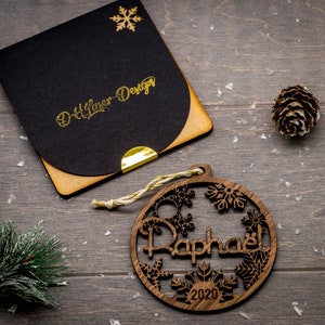 Prima palla di Natale personalizzata in legno con nome e anno, confezione regalo pronta da offrire come opzione immagine 7