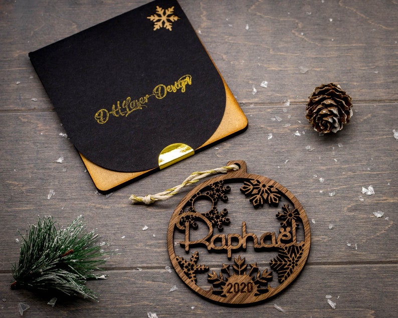 Personalisierte erste Weihnachtskugel aus Holz mit Vornamen und Jahreszahl, Geschenkbox als Option zum Verschenken bereit Bild 7