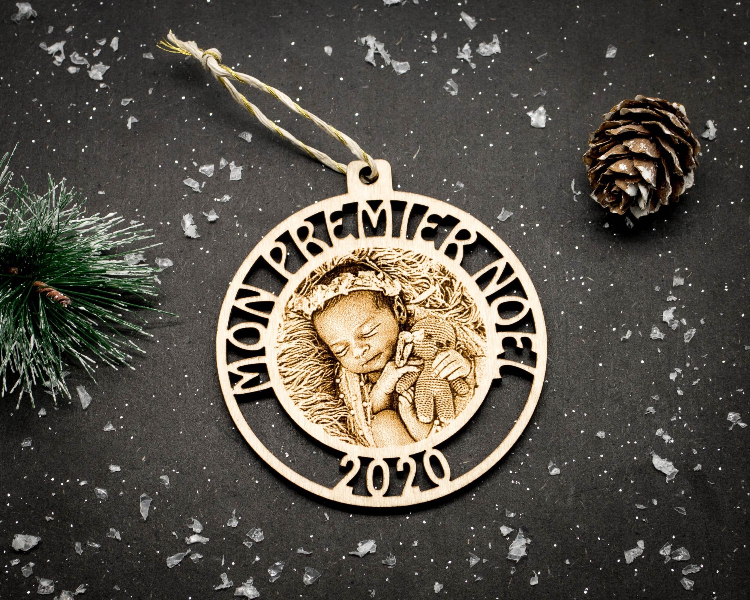 Boule Mon Premier Noël Personnalisée en Bois avec Gravure Photo et Texte Personnalisable Au Dos - 1E