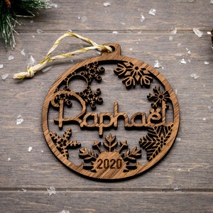 Prima palla di Natale personalizzata in legno con nome e anno, confezione regalo pronta da offrire come opzione immagine 9