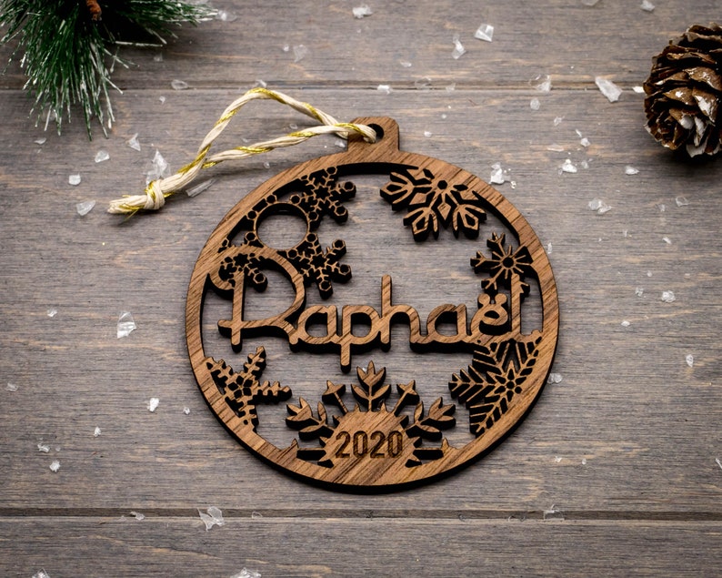 Personalisierte erste Weihnachtskugel aus Holz mit Vornamen und Jahreszahl, Geschenkbox als Option zum Verschenken bereit Bild 9