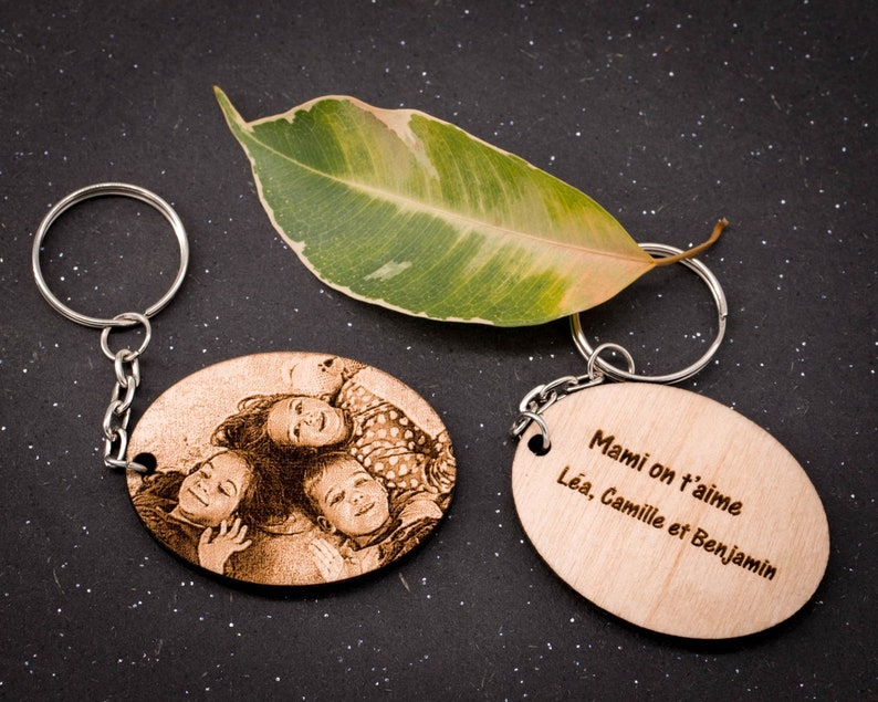 Customizable wooden key door with photo and text oval format