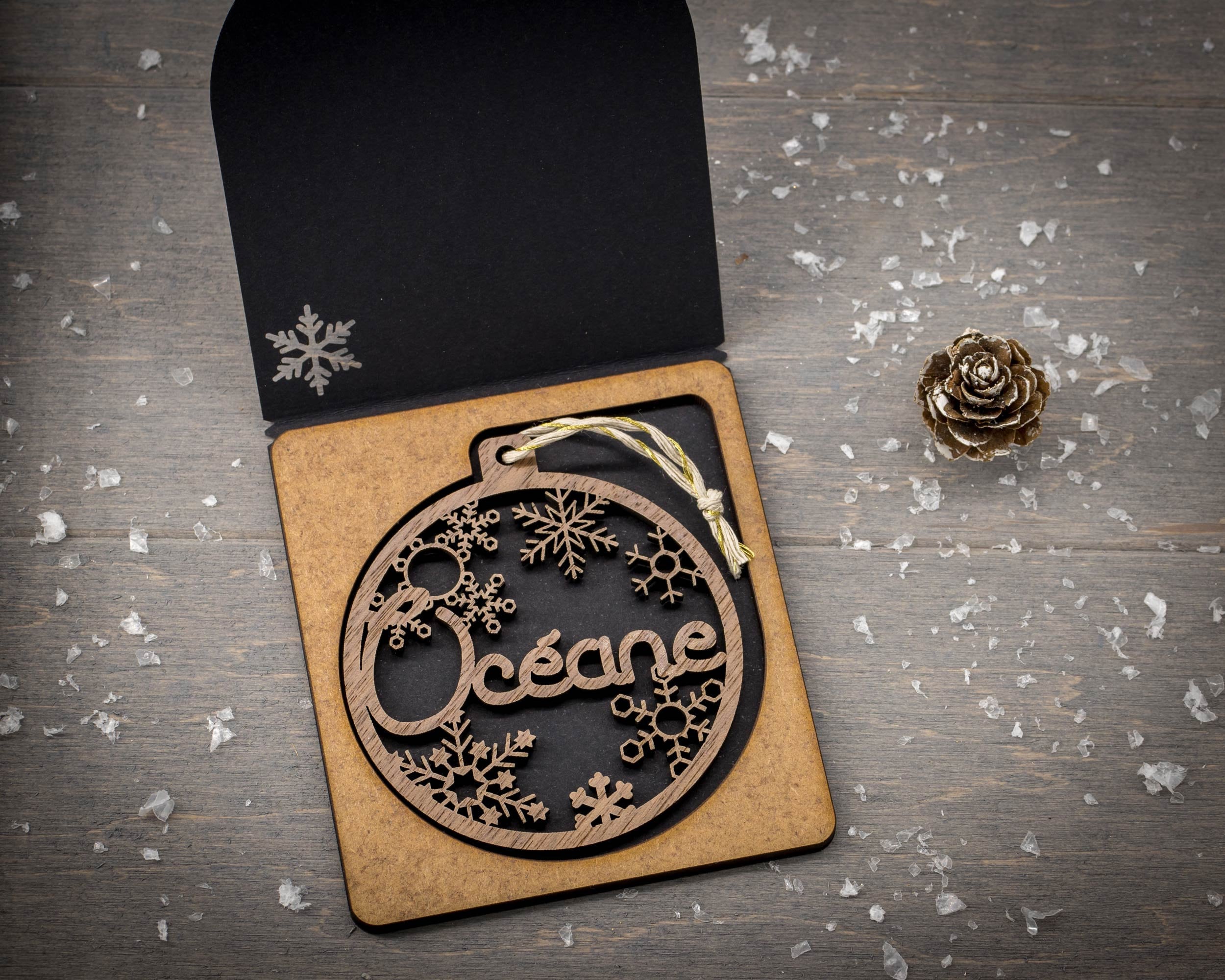 Boule de Noël Personnalisée avec Prénom et Livrée Dans Etui Cadeau Prêt à Offrir