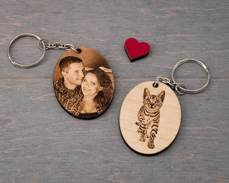 Customizable wooden key door with photo and text oval format