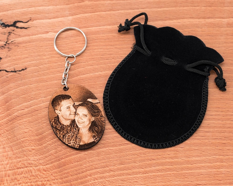 Customizable wooden key door with photo and text oval format