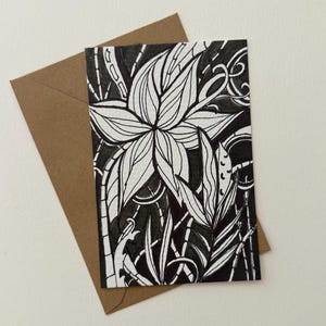 Carte d'art botanique originale peinte à la main - Motif floral monochrome avec enveloppe kraft - Intérieur vierge