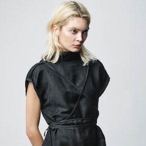 NEW Minimalist reversible dress with straps that can transform its appearance