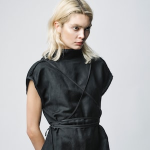 NEW Minimalist reversible dress with straps that can transform its appearance