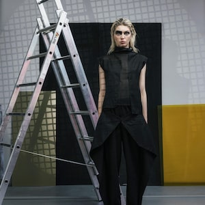 Layered asymmetric design reversible top