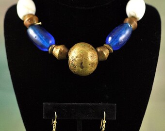 Grand ensemble collier et boucles d'oreilles en laiton et verre bleu vintage