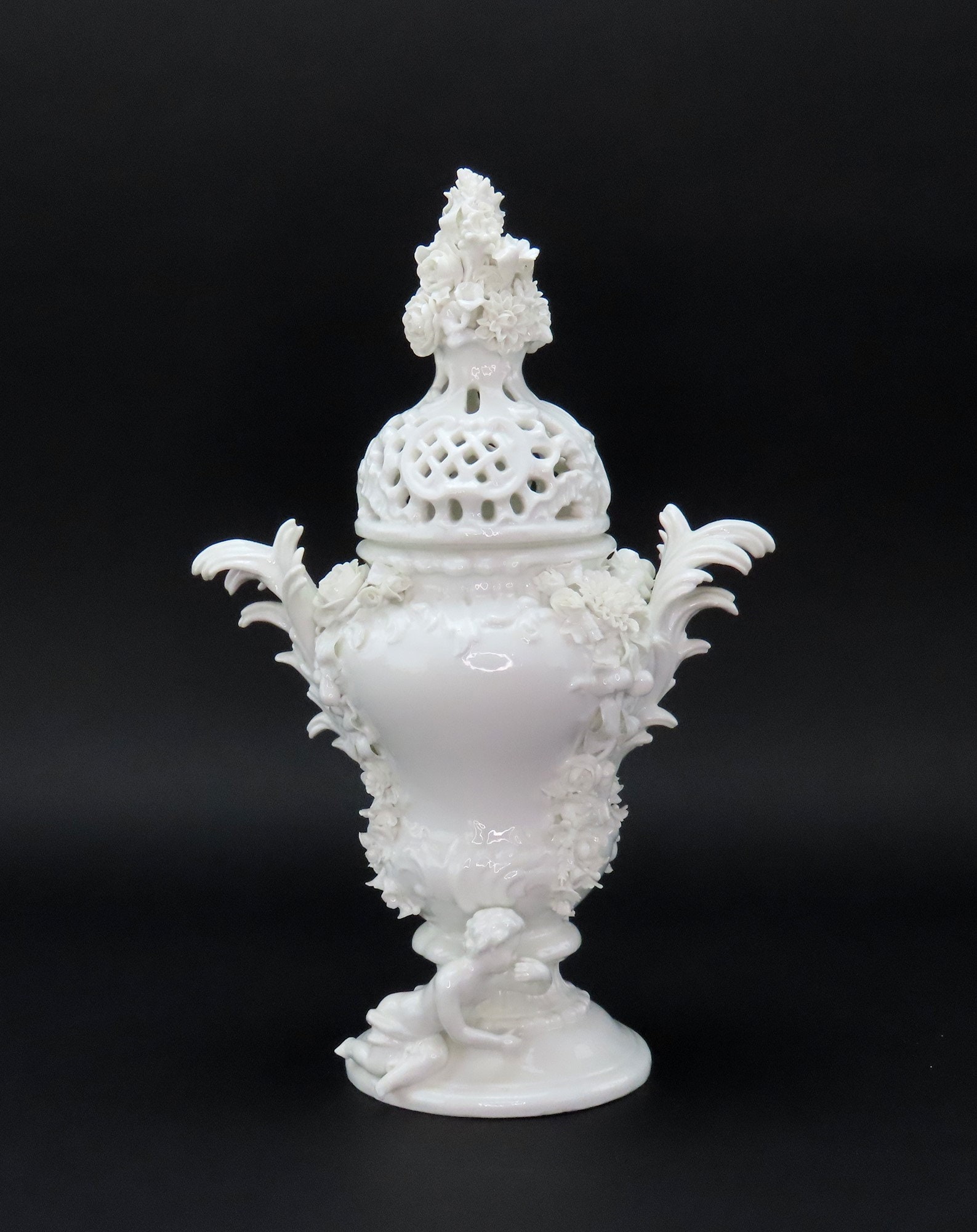 ✴激安！希少フランス製！飾り壺(ポプリ壺)新品未使用！ 印象的な18世紀マイセン製ポプリ壺、透かし彫りの蓋付き壺、花と