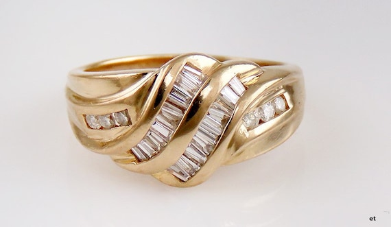 Lovely Modern 14K Yellow Gold & Diamond Ring Size… - image 1