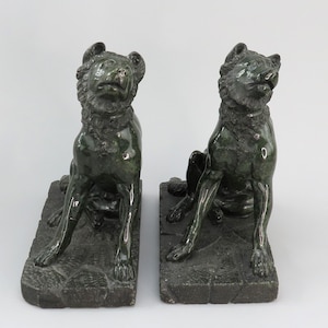 Par de figuras talladas de sabueso moloso serpentino de Jennings, recuerdos del Grand Tour, circa 1850