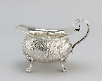 Fantástica lechera antigua alemana de plata 800 de Hanau con escena de cortejo.