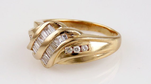 Lovely Modern 14K Yellow Gold & Diamond Ring Size… - image 2