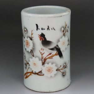 Grande vaso de porcelana asiática antiga com pincel e pássaros pintados à mão